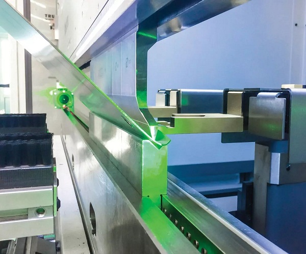 凸度系統(tǒng)或撓度補(bǔ)償有助于彎曲長度超過 40 到 60 英寸的零件。對于較短的彎曲長度，撓度可能不顯著