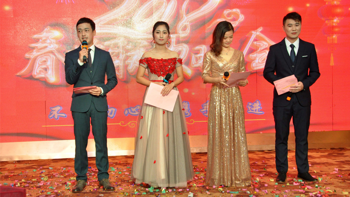 晚會(huì)主持人盛裝準(zhǔn)備 晚會(huì)主持人盛裝準(zhǔn)備