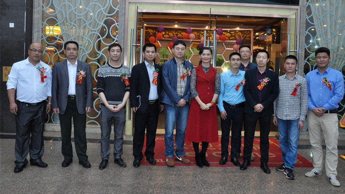 各部門經(jīng)理活動(dòng)現(xiàn)場門口迎賓 各部門經(jīng)理活動(dòng)現(xiàn)場門口迎賓