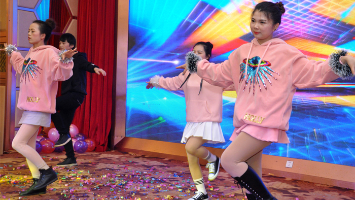 各部門經(jīng)理活動(dòng)現(xiàn)場門口迎賓 各部門經(jīng)理活動(dòng)現(xiàn)場門口迎賓